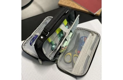 Iskolai tolltartó - fekete tolltartó füllel