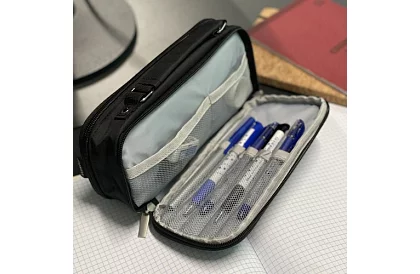 Iskolai tolltartó - fekete tolltartó füllel