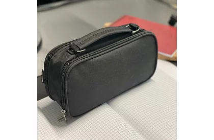 Iskolai tolltartó - fekete tolltartó füllel