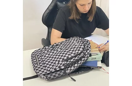 Hátizsák 22 literes kapacitással – sakktábla