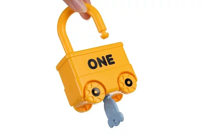 Oktatási kocsik lakatokkal