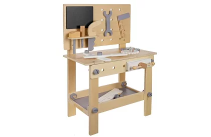 Fábólított munkapad szerszámokkal