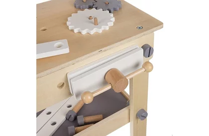 Fábólított munkapad szerszámokkal