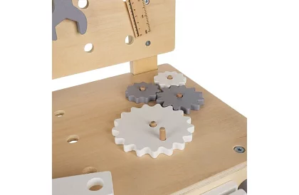 Fábólított munkapad szerszámokkal