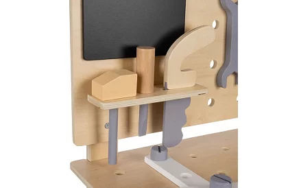 Fábólított munkapad szerszámokkal