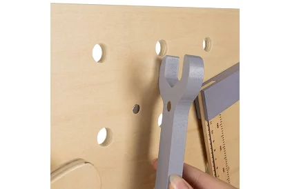 Fábólított munkapad szerszámokkal