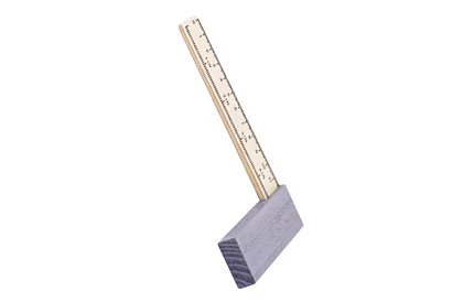 Fábólított munkapad szerszámokkal