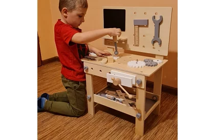 Fábólított munkapad szerszámokkal