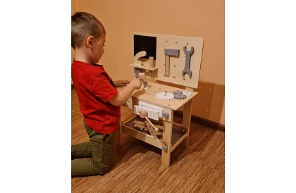 Fábólított munkapad szerszámokkal