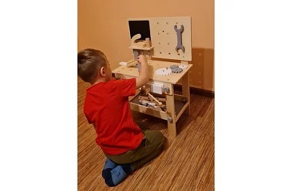 Fábólított munkapad szerszámokkal