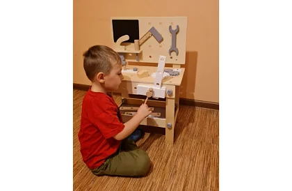 Fábólított munkapad szerszámokkal