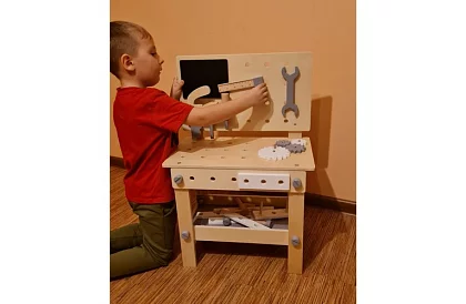 Fábólított munkapad szerszámokkal
