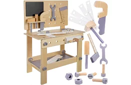 Fábólított munkapad szerszámokkal