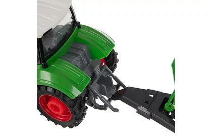 Traktor távirányítóval ellátott billenő utánfutóval