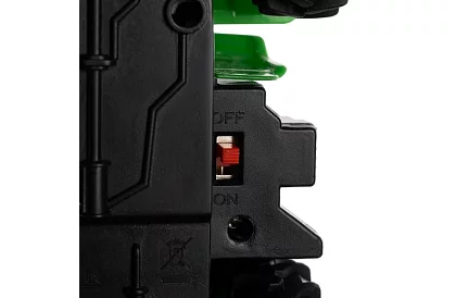 Traktor távirányítóval ellátott billenő utánfutóval