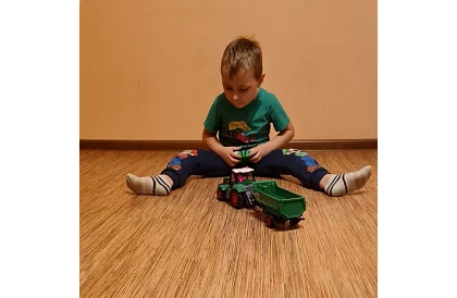 Traktor távirányítóval ellátott billenő utánfutóval