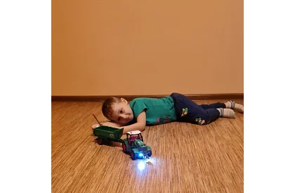 Traktor távirányítóval ellátott billenő utánfutóval