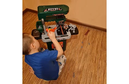 Gyermekműhely asztal szerszámokkal és táskával