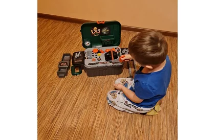 Gyermekműhely asztal szerszámokkal és táskával