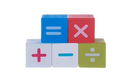 Fából készült város építőelemek 100 db alaplappal és formaválogatóval