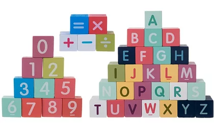 Fából készült város építőelemek 100 db alaplappal és formaválogatóval