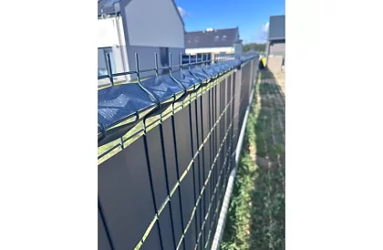 Árnyékoló szalag kerítéshez antracit panel 450 g/m2 - 4,75 cm × 35 m