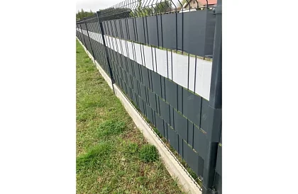Árnyékoló szalag kerítéshez antracit – panel 450 g/m2 + klipszek