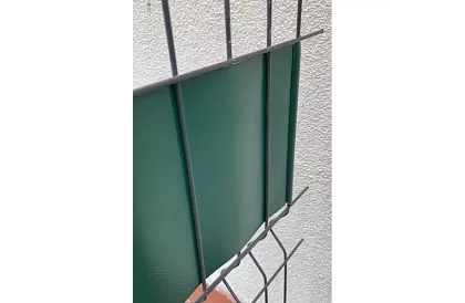 Zöld kerítés árnyékoló szalag – panel 450 g/m2 + klipszek