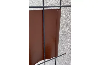Árnyékoló szalag kerítéshez barna – panel 450 g/m2 + klipszek