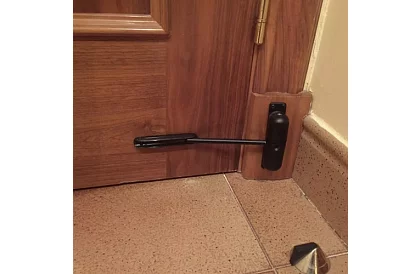 Rugós ajtózár állítható húzóerővel