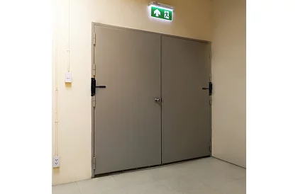 Rugós ajtózár állítható húzóerővel