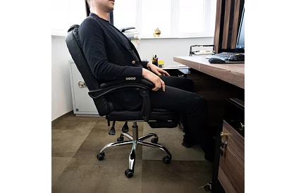 Irodai szék kihúzható lábtartóval – fekete