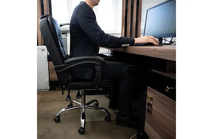 Irodai szék kihúzható lábtartóval – fekete