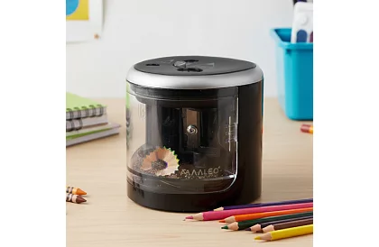 Elektrikus ceruzahegyező két nyílással és tartállyal