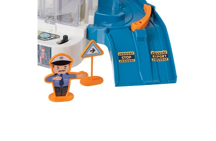 Parkolóház pályával és elektromos lifttel