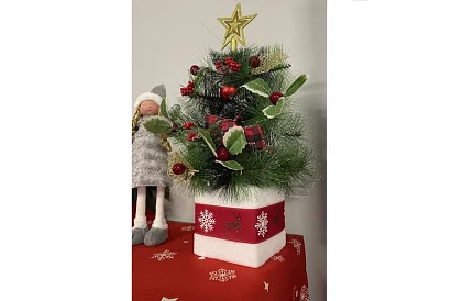 Díszített műfenyő karácsonyfa – 45 cm