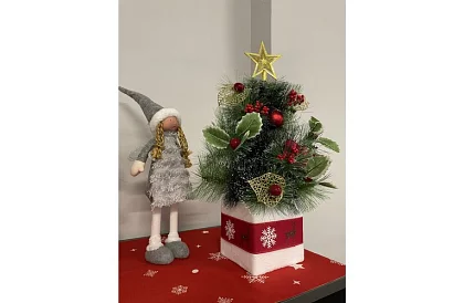 Díszített műfenyő karácsonyfa – 45 cm