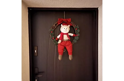 Karácsonyi ajtódísz ELF – 36 × 55 cm