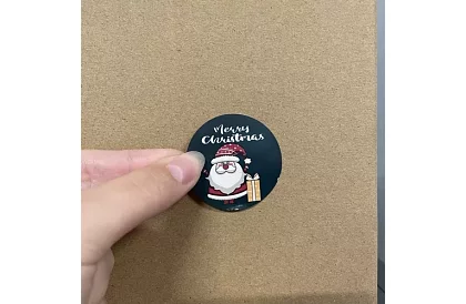 Karácsonyi matricák tekercsben – 500 darab