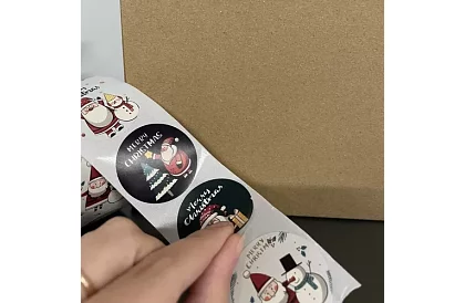 Karácsonyi matricák tekercsben – 500 darab