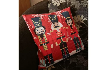 Dekoratív párnahuzat 45 × 45 cm – Diótörő minta