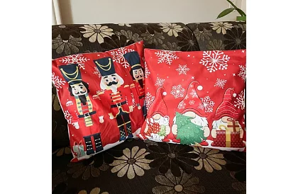 Dekoratív párnahuzat 45 × 45 cm – Diótörő minta