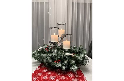 Dekoratív havas koszorú az ajtóra