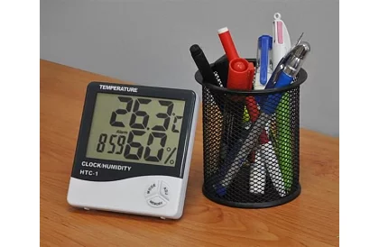 Digitális óra páratartalom- és hőmérsékletmérővel