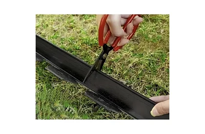 Láthatatlan szegély 4 cm x 10 m - Kerti szegély fekete + 20 cövek