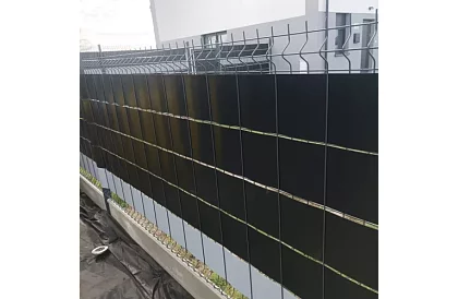 Fekete kerítés árnyékoló szalag – panel 450 g/m2 + klipszek