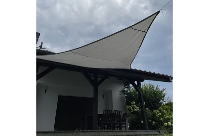 Árnyékoló napernyő háromszög 4 × 4 × 4 m – szürke