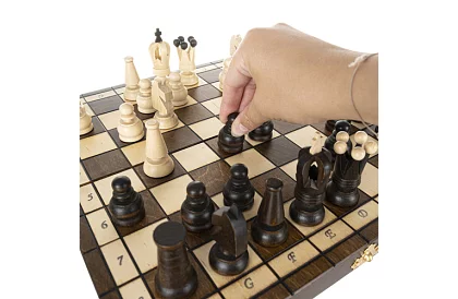 Fából készült sakk készlet – elegáns klasszikus bőröndben