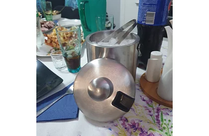 Jégkocka tartó 1,3 liter – vödör fedéllel és csipeszekkel