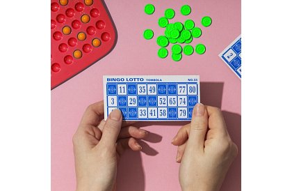 Bingo játék gyerekeknek és családoknak sorsoló géppel